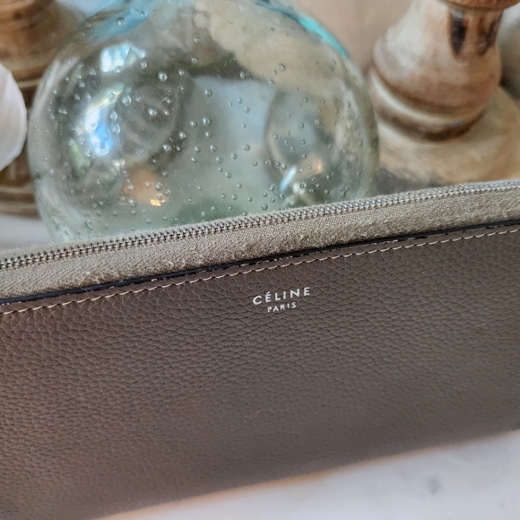 Celine Wallet in EUC...look at that crispy yellow interior! Gorgeous! $1,200 new - Picture 6 of 16